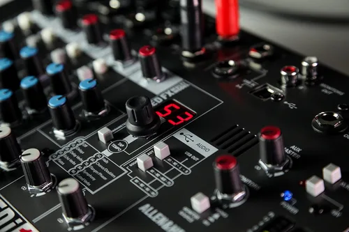 Miniatura 11 de Allen & Heath ZEDi-10FX - Mezclador de audio híbrido compacto/interfaz USB 4x4 con 61 efectos de calidad de estudio (AH-ZEDi-10FX), Negro