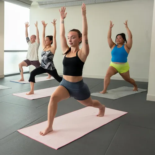 Miniatura 6 de S&T INC. Toalla para esterilla de yoga con agarre antideslizante, agarre de silicona mejorado, suave y absorbente para gimnasio, pilates y yoga