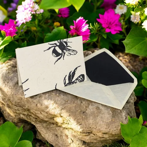 Miniatura 6 de Kathmandu Valley Co. Nepali Cherish - Juego de tarjetas de felicitación y sobre con papel Lokta hecho a mano de Nepal, 15 tarjetas (abejas)