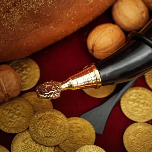 Miniatura 5 de Mythrojan Cuerno vikingo para beber 100% natural, auténtico, decoración de latón, cuerno nórdico con funda de cuero negro, bolsa de lona para vino