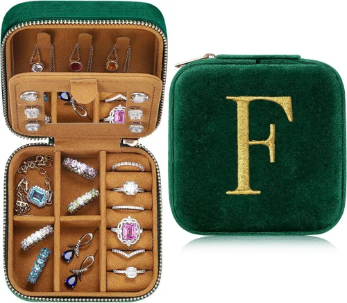 Parima Joyero de viaje de terciopelo de felpa para mujeres, joyero portátil con inicial, artículos esenciales de viaje para mujeres, regalos de