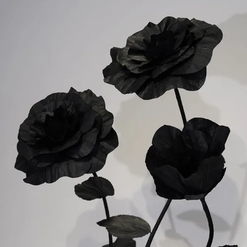Miniatura 2 de Rosas negras de gran tamaño, flores artificiales gigantes para decoración con soporte, escultura de rosa de papel grande para bodas, fiestas