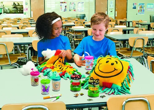 Miniatura 5 de Fun Express Vasos de bricolaje con tapas y pajitas para niños (paquete de 12) – Colorea tus propias tazas de manualidades a granel con inserciones