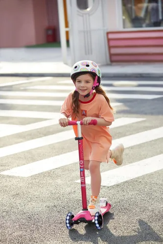 Miniatura 7 de Micro Kickboard – Maxi Deluxe LED – Monopatín pequeño de tres ruedas, inclinado a girar, diseño suizo para niños con ruedas con luces LED activadas