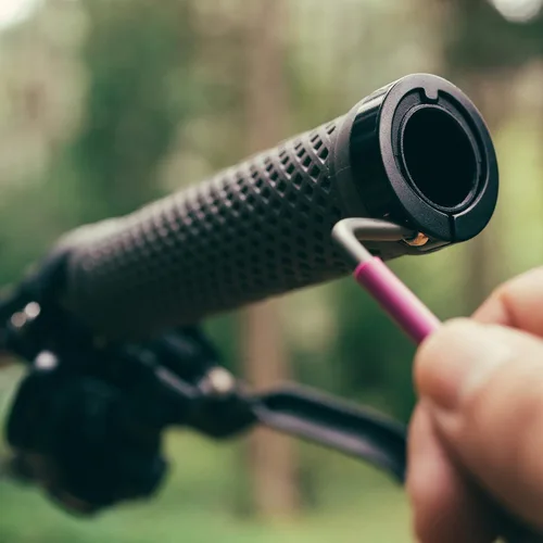 Miniatura 6 de Funn Empuñaduras de manillar de bicicleta de montaña Combat con abrazadera de doble bloqueo, empuñaduras fáciles de ajustar y duraderas con diámetro