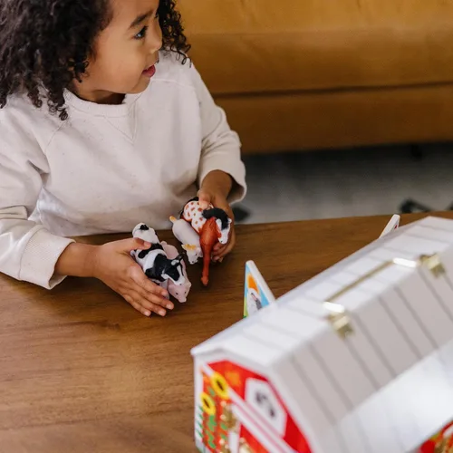 Miniatura 8 de Melissa & Doug – Juego sensorial de cierres para granero, juguete de puertas y cerraduras, animales de granja, para niños mayores de 3 años