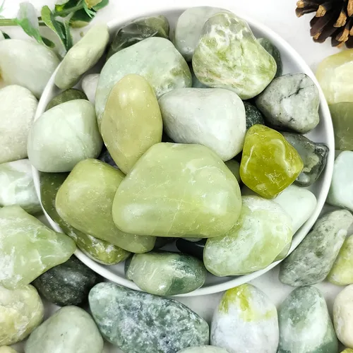 Miniatura 9 de YISZM Rocas blancas de río de 40 libras para paisajismo, guijarros naturales de 2 a 3 pulgadas para plantas de interior, piedras decorativas Blanco