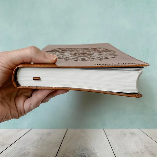 Miniatura 5 de Biblia ESV personalizada, marrón con un león en la portada, opción para personalizar con el nombre con letra a mano en la portada