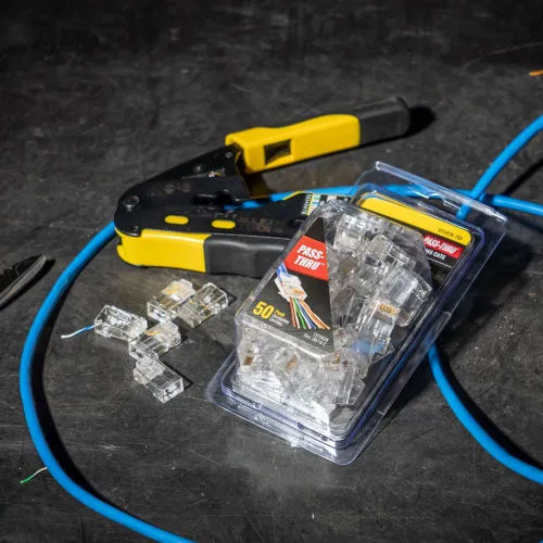 Miniatura 5 de Klein Tools 80024 Herramienta de trinquete para cable de datos y herramienta de crimpado RJ45 con enchufe CAT6, paquete de 50, kit de herramientas