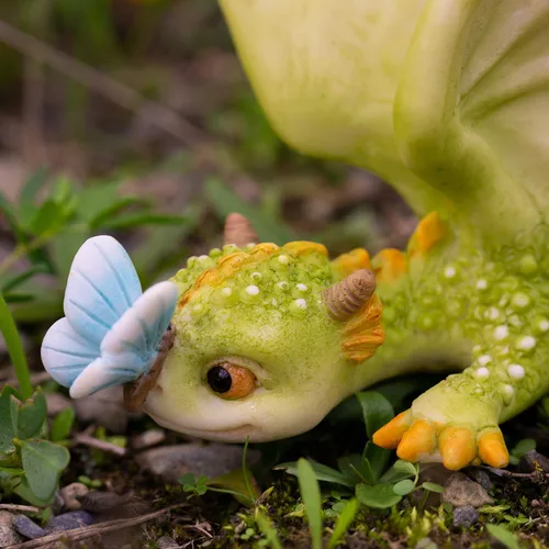 Miniatura 6 de Top Collection Rex The Green Dragon - Mini figura coleccionable de fantasía (Jugando con mariposa)