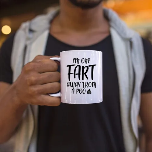 Miniatura 5 de Veracco Taza de café de cerámica blanca con texto en inglés "I One Fart Away From A Poo" - Divertido regalo de cumpleaños para alguien que ama beber