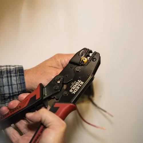 Miniatura 4 de Klein Tools 80013 Kit de herramientas de cableado con pelacables automático y crimpadora de terminales aislados de trinquete, cortador de cables