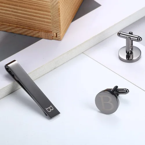 Miniatura 4 de LOYALLOOK Juego de gemelos negros con inicial y clip de corbata para hombre, gemelos de cobre personalizados y barra de corbata, letras del alfabeto