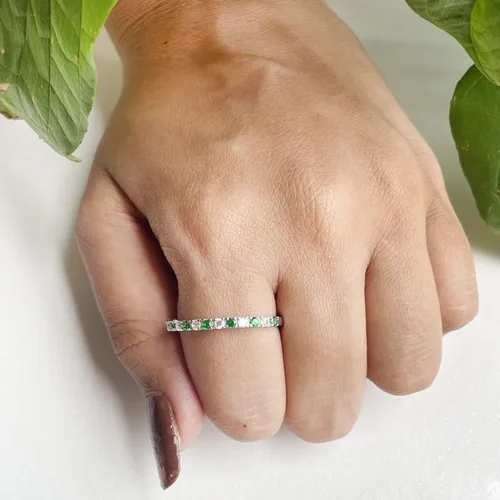 Miniatura 2 de Alianza de boda de media eternidad con esmeralda verde alternativa y diamante blanco para mujer, anillo de boda de esmeralda verde con acabado