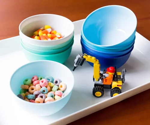 Miniatura 5 de Youngever Juego de 9 vajilla de plástico de 54 piezas, colores costeros, juego de comedor para niños pequeños, vasos, platos, cuencos, juego