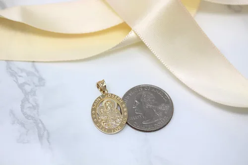 Miniatura 3 de CaliRoseJewelry Colgante ovalado de oro de 10 quilates con dije de San José Pray for Us