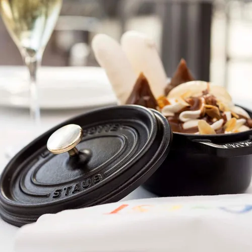 Miniatura 2 de Staub - Olla mini redonda de hierro fundido de 0.25 cuartos, color negro mate, fabricada en Francia