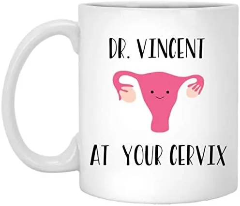 Taza de Obgyn personalizada – Nombre personalizado – At Your Cervix – Taza divertida de Obgyn – Cervix de dibujos animados – Apreciación a Obgyn –