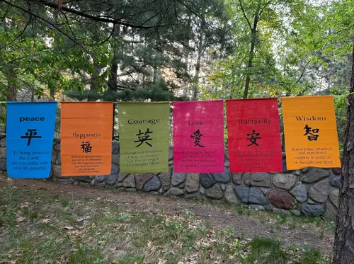 Miniatura 2 de Bandera de oración tibetana inspiradora para colgar – Amor, paz, coraje, sabiduría, felicidad, tranquilidad