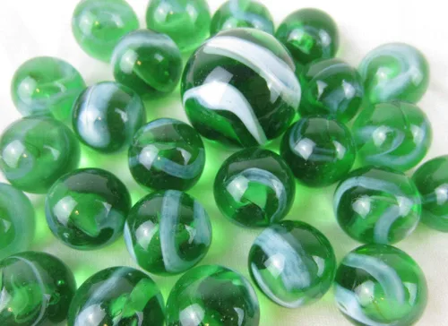 ~25 canicas de vidrio esmeralda piscina translúcido verde/remolino blanco estilo clásico paquete de juego (24 jugadores, 1 tirador)