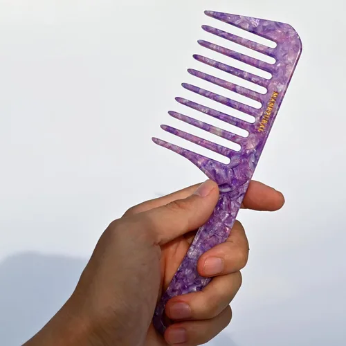 Miniatura 3 de D1 Peine de mango de dientes anchos para cabello rizado Eleva, conserva el rizo, suaviza el cabello. Peine de acetato (morado brillante)