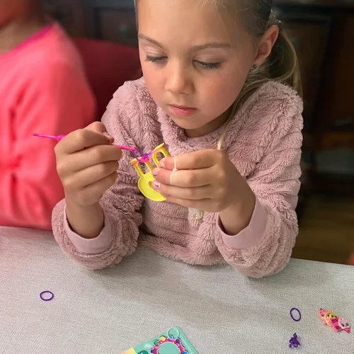 Miniatura 12 de Rainbow Loom® Treasure Box Sparkle Edition, 8,000 bandas de goma en 8 colores brillantes diferentes, y un bono de 2 telares felices, grandes