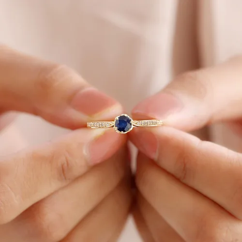 Miniatura 9 de Anillo de compromiso con solitario mínimo de zafiro azul, redondo de 0.197 in, calidad AAA, joyería inspirada en flores para mujer