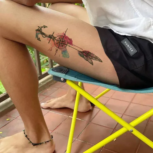 Miniatura 7 de 8 hojas de tatuajes temporales negros con flechas, brújulas, plumas, dragones, anclas, espadas, serpientes, árboles y flores para el brazo