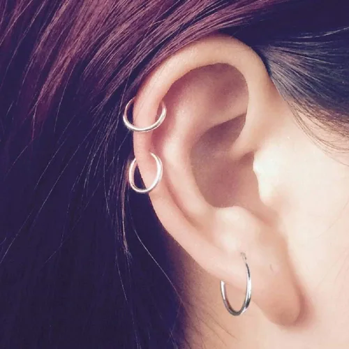 Miniatura 4 de Juego de 8 aretes de aro de acero inoxidable quirúrgico para dormir cartílago Daith pequeños aretes de aro pequeños de plata para septum