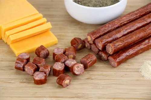 Miniatura 5 de Wenzel's Farm Carne de res con palitos de queso cheddar │ Apoya estilos de vida activos │ Ahumado natural y sabroso │ Alto en proteínas, bajo