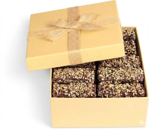It's Delish - Caja de regalo roja crujiente vienesa gourmet – 16 onzas de chocolate negro premium recubierto con nueces picadas, caramelo duro a