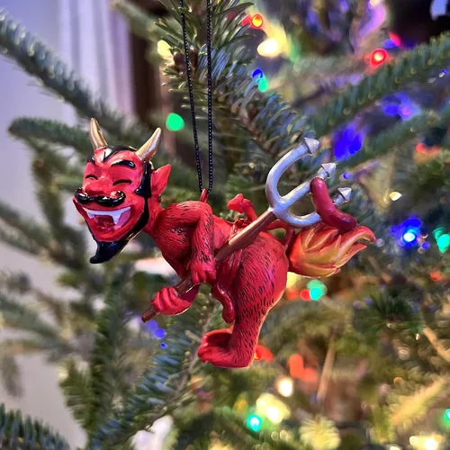 Miniatura 3 de Tree Buddees Devil's Cookout - Adorno navideño divertido con el diablo cocinando un perro caliente