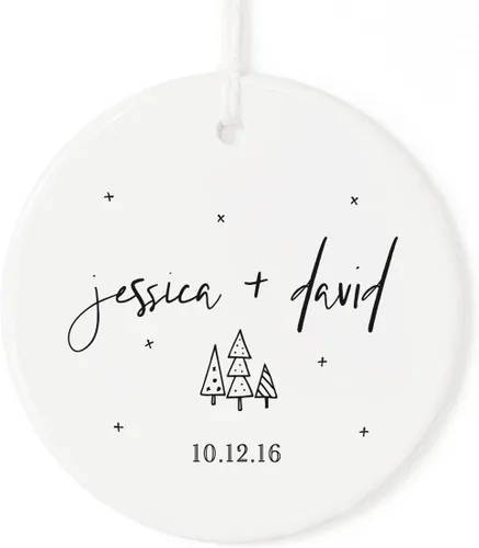 The Cotton & Canvas Co. Adorno personalizado de cerámica de cerámica para bodas con nombres y fecha, con cinta y caja de regalo de cortesía