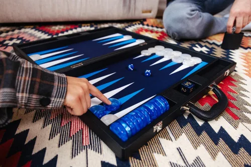 Miniatura 8 de Pointworks Juego de Backgammon Premium de 19 Pulgadas para Adultos de Cuero Negro - Azul. Juego de Fichas y Dados Premium de 1.6 Pulgadas, Juego
