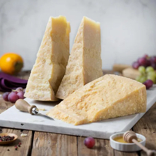 Trío de degustación de Parmigiano Reggiano DOP de 18, 24, 36 meses 3x2.2 lb - 1 por envejecimiento - (3x1kg) - El único parmesano - EMILIA FOOD LOVE
