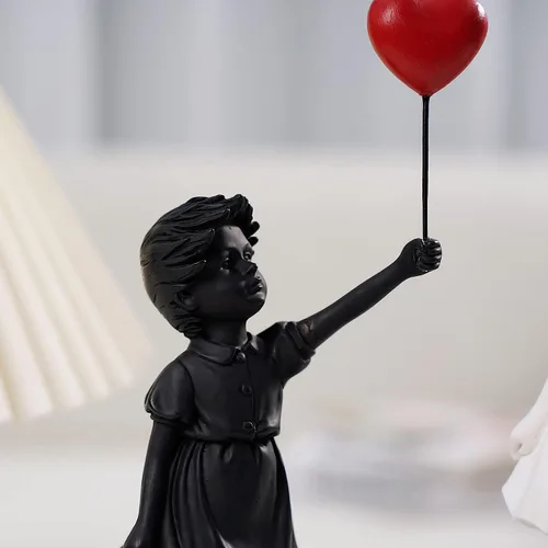 Miniatura 5 de Estatua de niña de globo volador, figura de resina, escultura artesanal, esculturas de arte moderno para decoración del hogar, tema anti-guerra