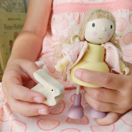 Miniatura 5 de Tender Leaf Toys - La familia Goodwood - Muñeca flexible en miniatura de madera, figura de acción multicultural para casa de muñecas - Fomenta