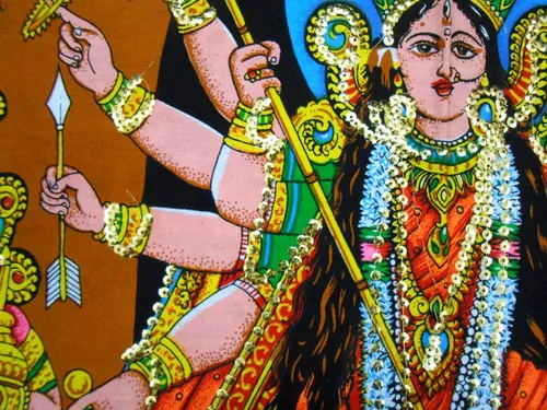 Miniatura 5 de CraftsofIndia® Goddess Durga Killing Mahishasura Sequins sitara - Pintura de algodón para colgar en la pared, tamaño 43 x 30 pulgadas