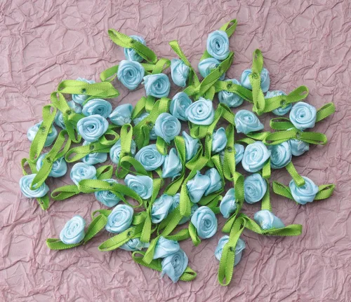 Miniatura 2 de 50 piezas de rosas de satén con hojas verdes, lazos de cinta mini lindos, suministros de flores artificiales de tela, adorno de aplique