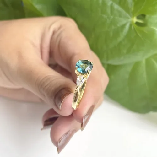 Miniatura 7 de Anillo de compromiso de 3 piedras con topacio azul Londres y diamante blanco de talla redonda y pera, acabado de oro de 14 quilates, anillo
