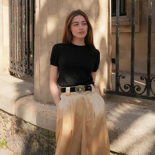 Miniatura 206 de Cinturón de cuero clásico con hebilla de metal para mujer con vestido de jeans