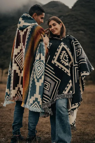 Miniatura 5 de Alpaca ponchos for men and women, handmade with the best alpaca wool material by Ecuadorian artisans.