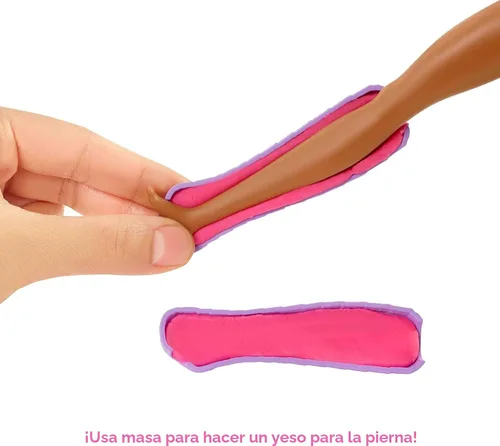 Miniatura 5 de Barbie Juego de carreras de clínica de enyesado rápido con muñeca doctora de cabello castaño, muebles y más de 30 accesorios, incluyendo moldes