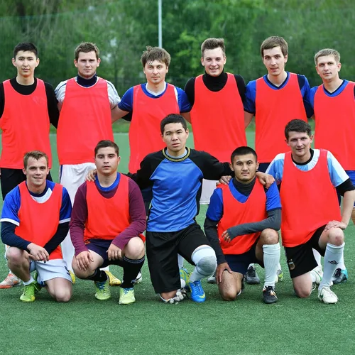 Miniatura 4 de Newcotte 24 piezas Pinnies Scrimmage Chalecos de práctica en equipo Jersey de malla de nailon Pennies para fútbol, baloncesto y deportes Rojo
