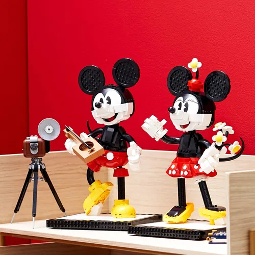 Miniatura 7 de LEGO Disney Mickey Mouse y Minnie Mouse (43179), kit de construcción coleccionable de Mickey Mouse de estilo clásico, nuevo 2021 (1,739 piezas)