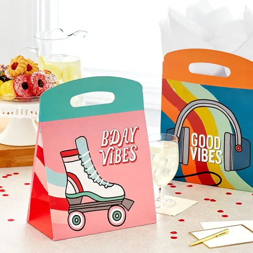 Miniatura 2 de Hallmark Bolsas de regalo grandes autosellantes con asas (4 bolsas, 2 diseños: auriculares Good Vibes, patines Bday Vibes) para niños, cumpleaños