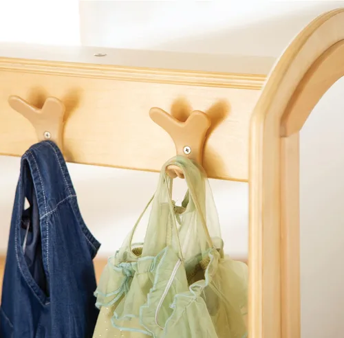 Miniatura 9 de Guidecraft EdQ - Almacenamiento de disfraces con cubos Natural: Perchero para niños con espejo, estante de almacenamiento de zapatos y cubículos