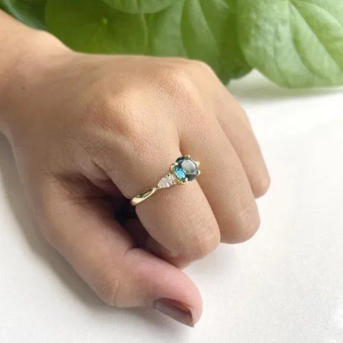 Miniatura 5 de Anillo de compromiso de 3 piedras con topacio azul Londres y diamante blanco de talla redonda y pera, acabado de oro de 14 quilates, anillo