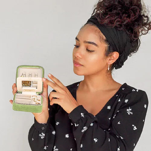 Miniatura 4 de Estuche de viaje para joyas de terciopelo de felpa, caja organizadora pequeña con espejo para mujer, color verde muérdago