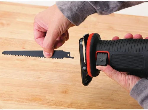 Miniatura 4 de BLACK+DECKER Sierra recíproca máxima de 20 V con batería de litio y cargador (BDCR20B y LBXR20CK)